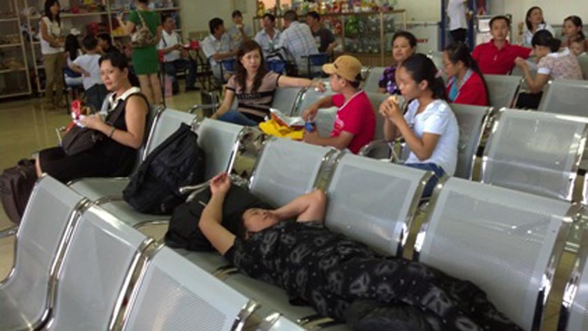 Một sự việc đáng tiếc nữa của Vietnam Airline là việc hãng bỏ rơi khách hàng tại sân bay Đồng Hới (Quảng Bình) ngày 6/6/2011. Sau sự việc đó, Vietnam Airline đã phải chính thức lên tiếng xin lỗi.