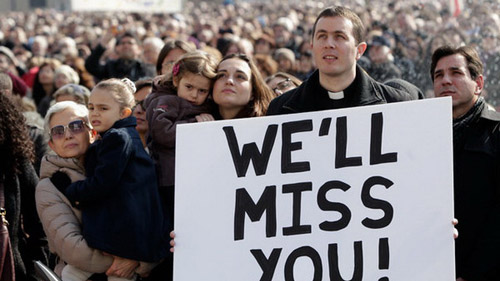 Các giáo dân tập hợp ở quảng trước St Peter với tấm biểu ngữ “Chúng con sẽ nhớ Ngài” - Ảnh: AP