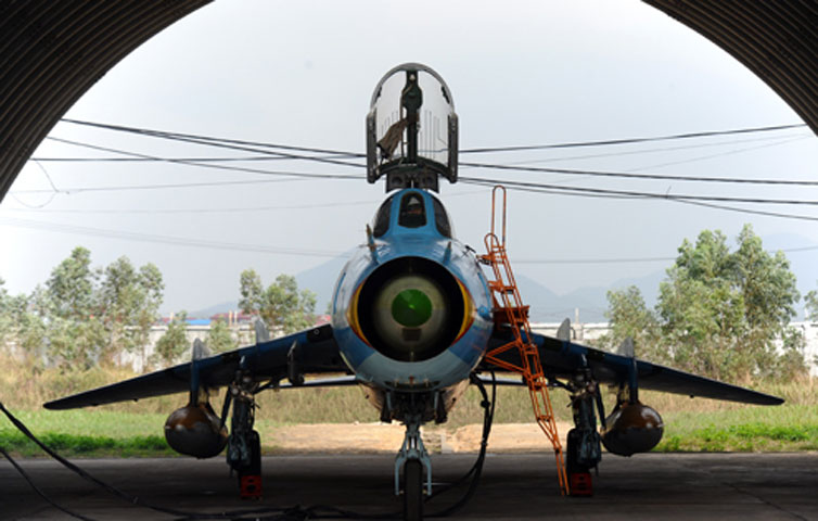  Su-22 là chiến đấu cơ đầu tiên của không quân Việt Nam bay ra tuần tiễu Trường Sa và thềm lục địa phía Nam của Tổ quốc. Su-22 có thân dài, buồng lái lớn và đặc biệt ứng dụng công nghệ cánh cụp cánh xòe cho phép tăng tốc nhanh chóng. 