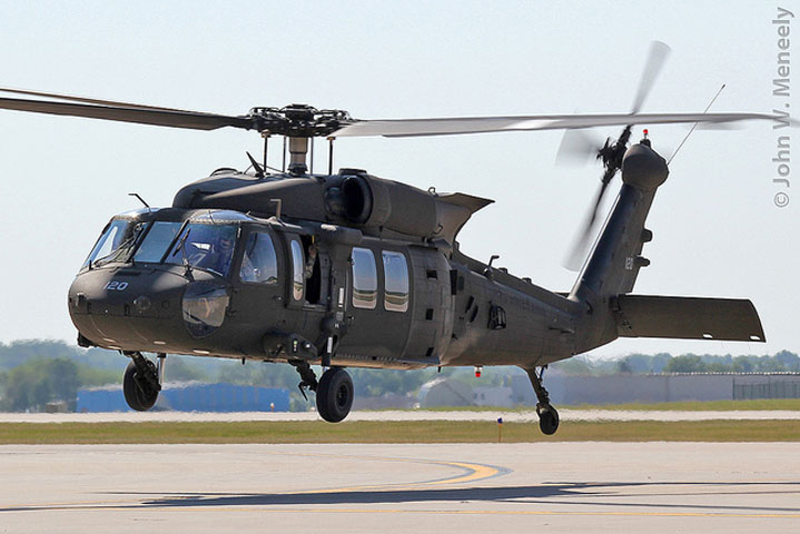 Là dòng máy bay trực thăng quân sự đa nhiệm trong biên chế quân đội Mỹ, UH-60M Black Hawk có thể đạt tốc độ bay tối đa tới 310 km/giờ và bán kính hoạt động đạt 590 km. Diều hâu đen có thể vận chuyển theo khoảng 1,2 tấn hàng hóa trong khoang hoặc 4 tấn hàng hóa treo ngoài. 