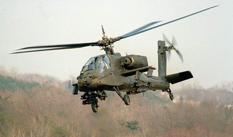 Hai cánh phụ của chiếc Apache được gắn tên lửa AGM-114 Hellfire, AIM-92 Stinger, rốc két Hydra 70. Trận chiến kinh điển nhất mà lực lượng trực thăng Apache của không lực Hoa Kỳ tham gia được ghi nhận trong cuộc chiến tranh Vùng vịnh năm 1991, Apache đã thực sự tỏa sáng. 