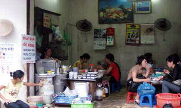  Hơn nữa, sự tồn tại của những quán bún mắng, cháo chửi nổi danh khắp cả nước càng khiến cho nhiều người tìm đến sự bình dị của những món ăn nơi góc phố, vỉa hè.   Quán ốc đầu đường Hồ Đắc Di, gần cây xăng Nam Đồng được mệnh danh là ốc 