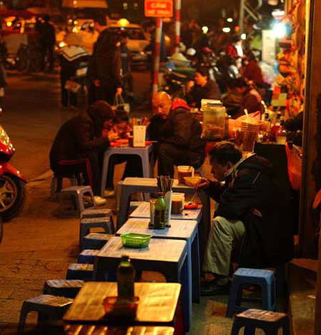  Để rồi khi đi xa, những người thật Hà Nội chợt loay hoay nhoi nhói nhớ…Một nỗi nhớ có nghẹn ngào phảng phất như tiếng rao đêm. Nếu nét riêng Hà Nội đó mất đi, liệu trong góc tâm hồn của những người yêu thành phố ấy có chơi vơi, hụt hẫng?
