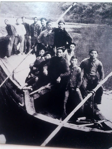  Ngày 21/2/1947, trong chuyến về thăm Lạc Thủy, Bác Hồ đã động viên cán bộ, công nhân nhà máy in tiền: “Đây là Nhà máy in tiền của ta, các chú cần giữ gìn cẩn thận, phải thi đua nhau làm việc để in được nhiều tiền cho cả nước tiêu dùng và công cuộc kháng chiến cứu quốc. Cán bộ và công nhân trong nhà máy phải đoàn kết, thương yêu giúp đỡ lẫn nhau cùng tiến bộ, phải hết sức chú ý bảo quản và tiết kiệm tiền bạc của nhân dân”. Cán bộ nhà máy in tiền vận chuyển máy in tiền lên Tuyên Quang, năm 1947.