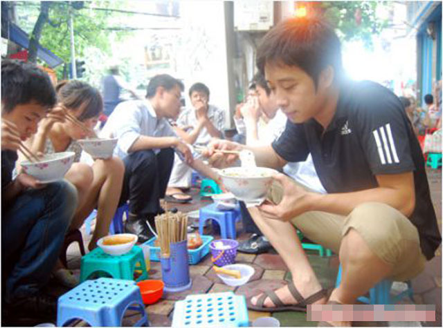 Theo CNNGo, thực tế cho thấy rằng, những món ăn ngon nhất ở Hà Nội được bán trên các quán vỉa hè. Các món ăn đều được dùng kèm với nước mắm, sả, ớt, rau mùi và nhiều loại rau sống khác nhau tạo nên hương vị hấp dẫn.