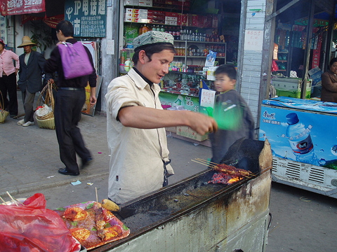 Một hàng bán thịt xiên nướng trên phố Trung Quốc. Ảnh: buzzhome