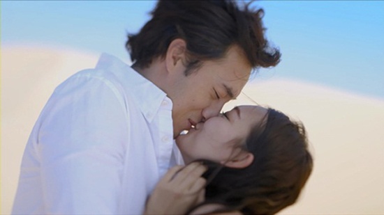  Mới đây, loạt ảnh So Ji Sub và Shin Min Ah được chụp trên cồn cát ở Phan Thiết, Việt Nam đã xuất hiện trên các phương tiện truyền thông xứ Hàn. 