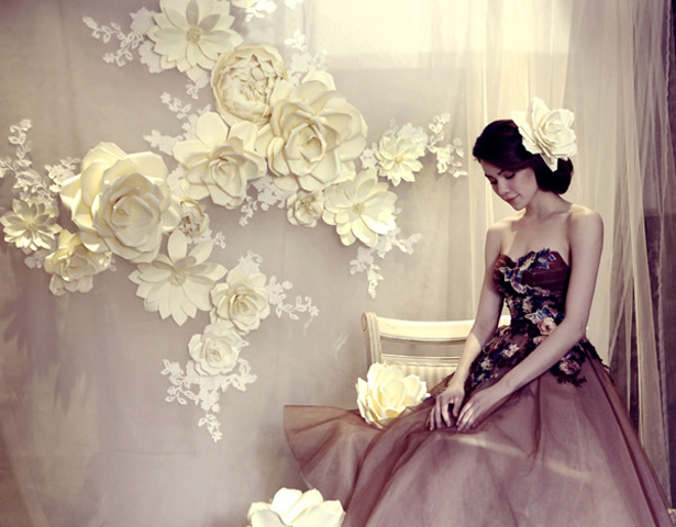  Trong bộ váy khoe trọn bờ vai trần gợi cảm Hà Hồ được ví như một bông hoa kiêu sa, đài các giữa rừng hoa.