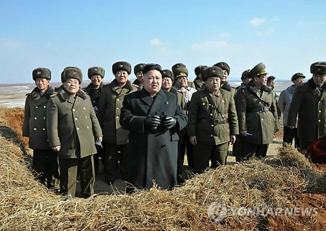  Thông tấn trung ương Triều Tiên (KCNA) ngày 23/2 đưa tin cho biết, nhà lãnh đạo Kim Jong-un đã đích thân tham gia giám sát một cuộc tập trận quân sự. Cùng với các chỉ huy quân sự hàng đầu, ông Kim đã theo dõi một bài tập dành cho máy bay quân sự và một bài tập nhảy dù - KCNA cho biết. Nhà lãnh đạo này cũng các nhở các chiến sĩ Quân đội Nhân dân Triều Tiên sẵn sàng chiến đấu, tăng cường cảnh giác tối đa 24/24 giờ.
