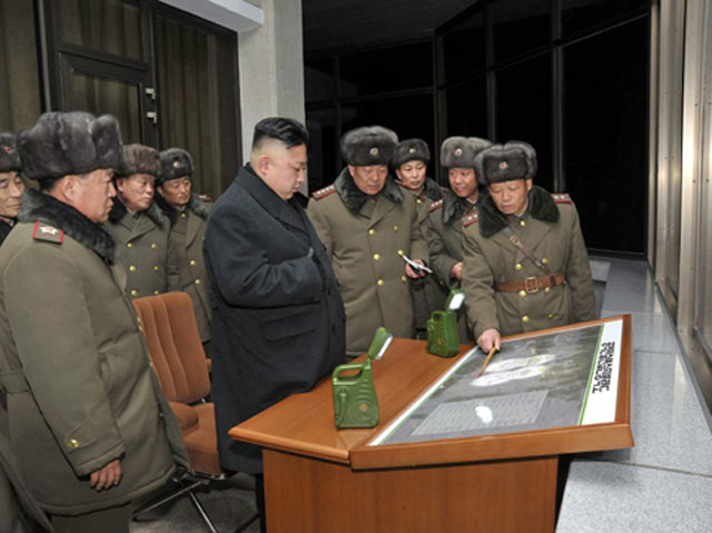   KCNA không tiết lộ ngày tháng và đơn vị ông Kim Jong-un tới thăm, nhưng giới phân tích tin rằng nó có thể đã diễn ra vào ngày 22/3. Cũng trong ngày này, ông Kim đã tham gia thị sát một bài tập tấn công chiến thuật kết hợp với bắn đạn thật. Bức ảnh được công bố hôm qua cho thấy Kim Jong-un trong chuyến thị sát một tiểu đoàn thuộc đơn vị 526. Ảnh: AFP