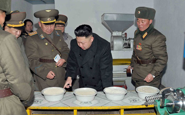 Nhà lãnh đạo trực tiếp xem xét các loại lương thực, thực phẩm phục vụ cho các binh sĩ.