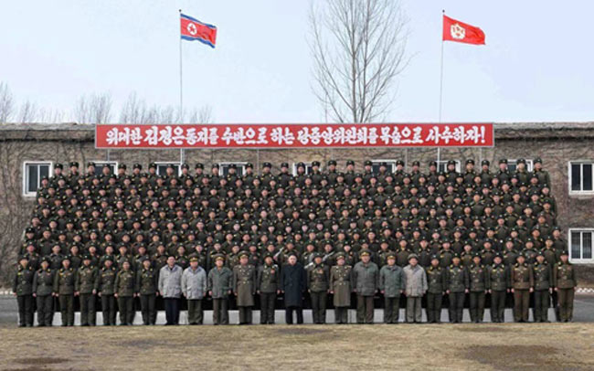  Jong-un chụp ảnh lưu niệm với toàn thể binh sĩ đơn vị 323. Theo các báo cáo năm 2010, lực lượng vũ trang của Triều Tiên có hơn 1,1 triệu binh sĩ chủ lực, xếp thứ 4 thế giới và 8,2 triệu binh sĩ dự bị, đứng hàng đầu thế giới