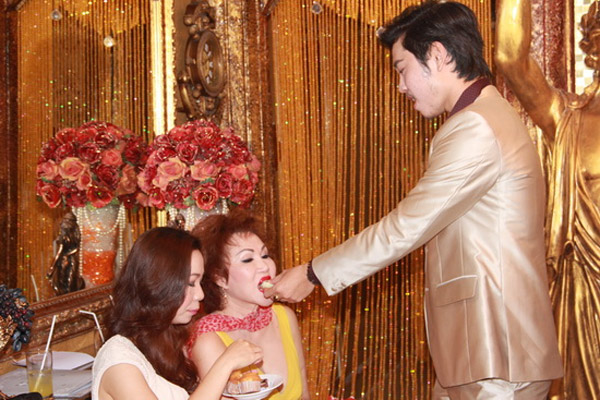 Đút cho người yêu ăn dường như là sở trường chăm bồ của Hoàng Việt. Lần đầu tiên công khai “tình yêu đích thực của đời mình”, Vũ Hoàng Việt không ngại ngần chăm sóc, đút thức ăn cho bồ già trước mặt nhiều người.