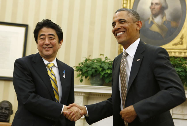 Trong một diễn biến khác, theo tờ Washington Post, đối thoại với Tổng thống Mỹ Barack Obama tại Nhà Trắng sáng 23/2 (giờ VN, ngày 22/2 giờ Mỹ), ông   Abe cho biết Nhật sẽ xử lý vụ tranh chấp chủ quyền quần đảo Senkaku/Điếu Ngư một cách điềm tĩnh, tránh leo thang căng thẳng. “Chúng tôi luôn làm như   vậy và sẽ tiếp tục cách hành xử đó” - ông Abe cam kết với ông Obama. Tuy nhiên, trong bài phát biểu “Nước Nhật đã trở lại” tại Trung tâm Nghiên cứu chiến   lược và quốc tế (CSIS) sau đó, Thủ tướng Nhật nhấn mạnh quần đảo Senkaku thuộc chủ quyền của Nhật. “Chúng tôi sẽ không dung thứ bất kỳ thách thức   nào (đối với chủ quyền quần đảo Senkaku) trong hiện tại và tương lai. Các nước khác không nên đánh giá thấp quyết tâm của Nhật” - ông Abe khẳng định   mạnh mẽ.