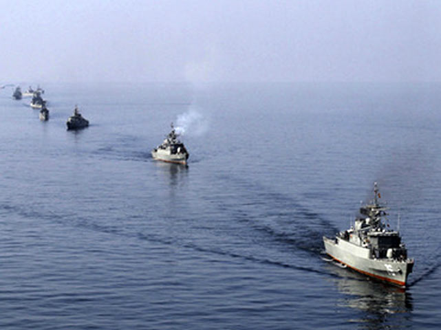  Mới đây, ngày 13/1, lực lượng vệ binh cách mạng Hồi giáo Iran (IRGC) đã tổ chức tập trận nhằm thử nghiệm vũ khí và các chiến thuật tác chiến mới ở eo biển chiến lược Hormuz. Đây là cuộc diễn tập chiến thuật thứ năm do lực lượng hải quân thuộc IRGC thực hiện gần cảng Bandar Abbas nằm trong Vùng Vịnh ở phía Nam Iran. Eo biển Hormuz là tuyến đường vận chuyển quan trọng với hơn 1/3 lượng xuất khẩu dầu của thế giới chuyên chở qua eo biển này.