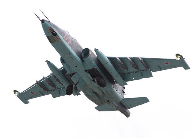 10 máy bay cường kích Su-25SM3 mới nhất bắt đầu bay huấn luyện với các bình nhiên liệu phụ treo ở hai bên cánh.