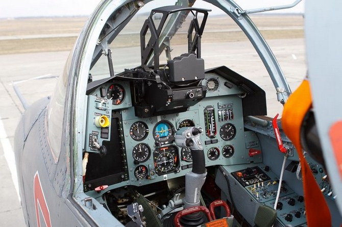 Cabin máy bay có một màn hình hiển thị kỹ thuật số, cung cấp tình hình chiến trường trên mặt đất và cả trên không cho phi công điều khiển.