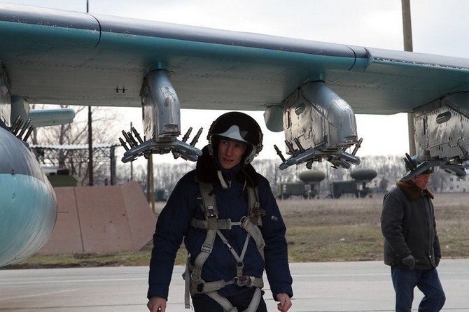 Cận cảnh các giá treo vũ khí ở cánh máy bay Su-25SM3.