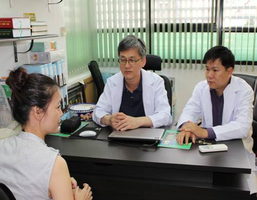 Tiến Sĩ Bác sĩ Man Koon Suh viện trưởng Bệnh viện Thẩm mỹ Hàn Quốc JW và NCS.BS.Nguyễn Phan Tú Dung đang tư vấn nâng mũi.