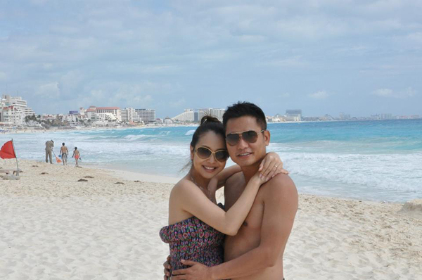  Mới đây, trên trang cá nhân, Jennifer Phạm đã khoe những bức ảnh tình tứ của cô và chồng khi cả hai du lịch cùng gia đình đến vùng biển Cancun nổi tiếng của Mexico. 
