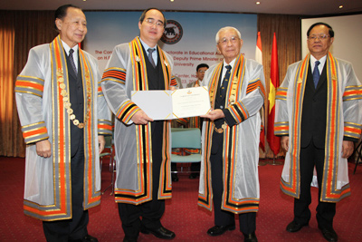 Chủ tịch Đại học Naresuan GS. Chanawongse trao bằng Tiến sĩ danh dự ngành Quản lý giáo dục cho Phó Thủ tướng Nguyễn Thiện Nhân.