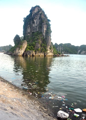 Rác thải tràn ngập ở Vịnh Hạ Long.