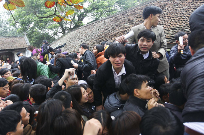 Cảnh người dân chen lấn, giẫm đạp lên nhau tại buổi phát ấn đền Trần sáng 24/2 - Ảnh: Nguyễn Khánh