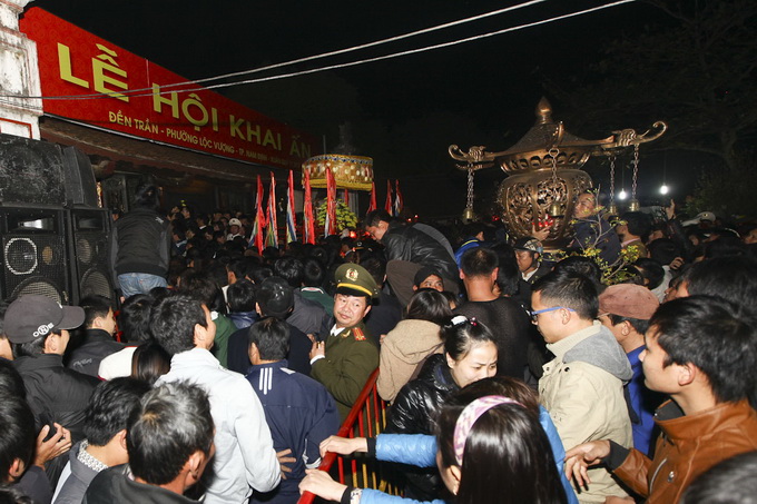 23g30 buổi lễ khai ấn kết thúc, bên ngoài các hàng rào chắn được mở cửa tự do, người dân túa vào đền Trần cúng bái gây nên tình trạng hỗn loạn