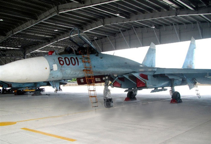 Một tiêm kích Su-27 của Trung đoàn Không quân tiêm kích 940, Sư đoàn 372 thường xuyên bay tuần tiễu Trường Sa từ năm 2012.