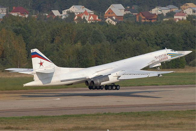  Máy bay ném bom siêu âm Tu-160 do Liên Xô cũ phát triển để đối phó với loại máy bay 