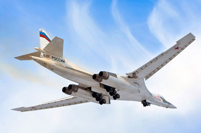 Máy bay chiến đấu lớn nhất từng được sản xuất này được trang bị một hệ thống nạp nhiên liệu trên không cho phép tăng tầm hoạt động, dù nó hiếm khi được sử dụng bởi số lượng nhiên liệu nạp lớn lên tới 130 tấn, khiến không cần tái nạp nhiên liệu nó cũng có thể hoạt động 15 giờ. Dù Tu-160 được thiết kế để giảm khả năng bị cả radar và các hệ thống hồng ngoại phát hiện nhưng nó không phải là một máy bay tàng hình.