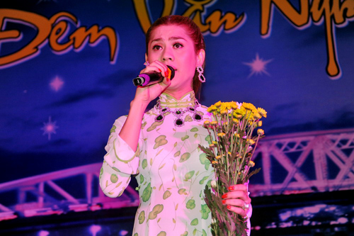  Để giúp cho người hâm mộ dễ nhớ nghệ danh của mình hơn, nhân chương trình ca nhạc từ thiện ở Cà Mau vừa qua, nghệ sĩ chuyển giới Lâm Chí Khanh đã quyết định chuyển tên từ Khanh Chi Lâm sang Lâm Chi Khanh.