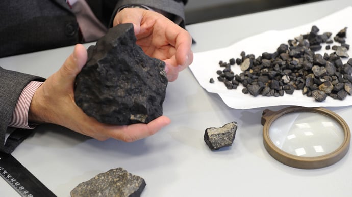  Các nhà khoa học thuộc Đại học Liên bang Urals, Nga đã tìm thấy một mảnh thiên thạch nặng hơn 1 kg. Đây là mảnh thiên thạch lớn nhất được tìm thấy kể từ sau vụ một khối thiên thạch khổng lồ tấn công khu vực Urals hôm 15/2.