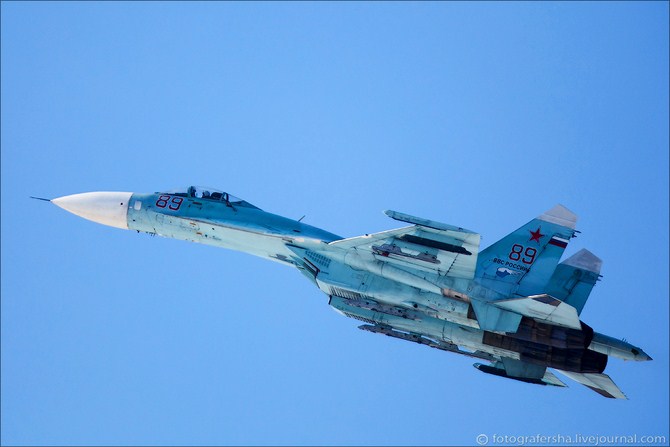 Tiêm kích Su-27SK số hiệu 89 thao diễn kỹ năng bay ở Komsomolsk-on-Amur.