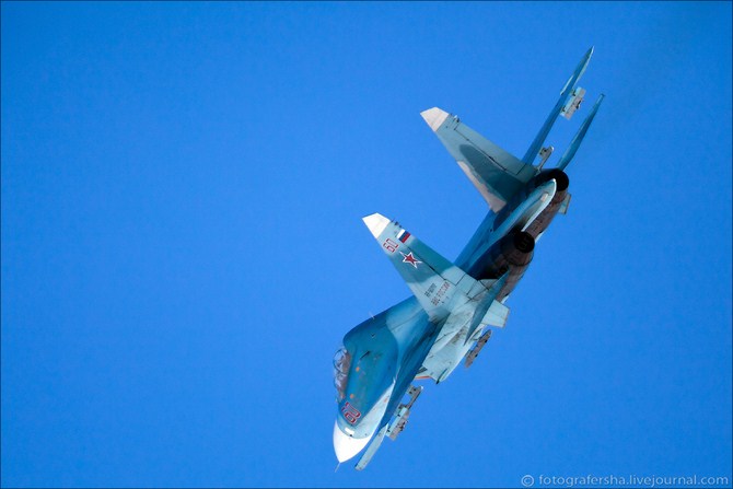 Su-27UB (biến thể 2 người ngồi) thực động tác nhào lộn trong cơ động trên không.