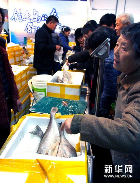 Tân Hoa xã nói người Thượng Hải rất thích thú khi mua cá đánh bắt ở Điếu Ngư/Senkaku - Ảnh: Tân Hoa xã 