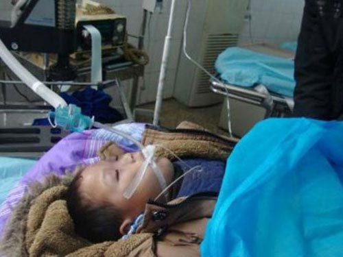 Hình ảnh một em học sinh bị thương phải cấp cứu tại Trung Quốc do bị giẫm đạp ngày 27/02.