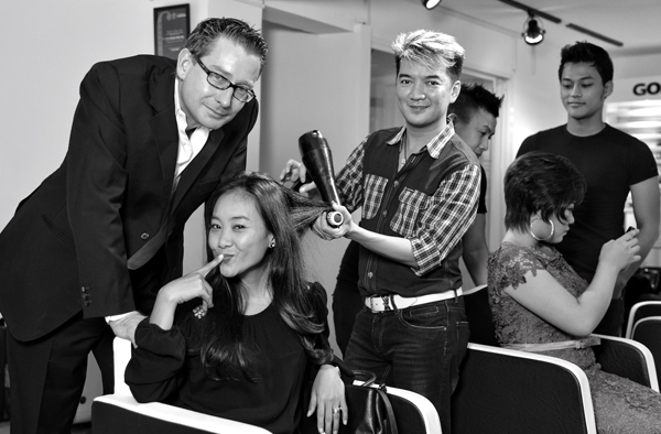   Đã lâu không cầm đến các dụng cụ làm tóc nhưng Mr Đàm vẫn rất tự tin và chuyên nghiệp. Anh giúp Đoan Trang thực hiện kiểu tóc uốn xoăn nhẹ để tôn vẻ đẹp dịu dàng, tự nhiên, khiến vợ chồng sôcôla rất hài lòng.