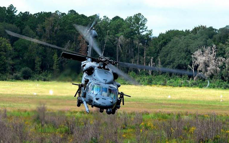 Chiếc UH-60 nhìn tuyệt đẹp khi nó bay thấp trong cánh rừng