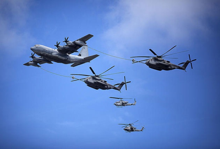 Một chiếc C-130 đang tiếp dầu cho 2 chiếc trực thăng vận tải hạng nặng CH-53E Super Stallion phía sau là 1 chiếc AH-1 “Cobra” và 1 chiếc UH-1Y “Venom” trên Vịnh Kaneohe, Hawaii.