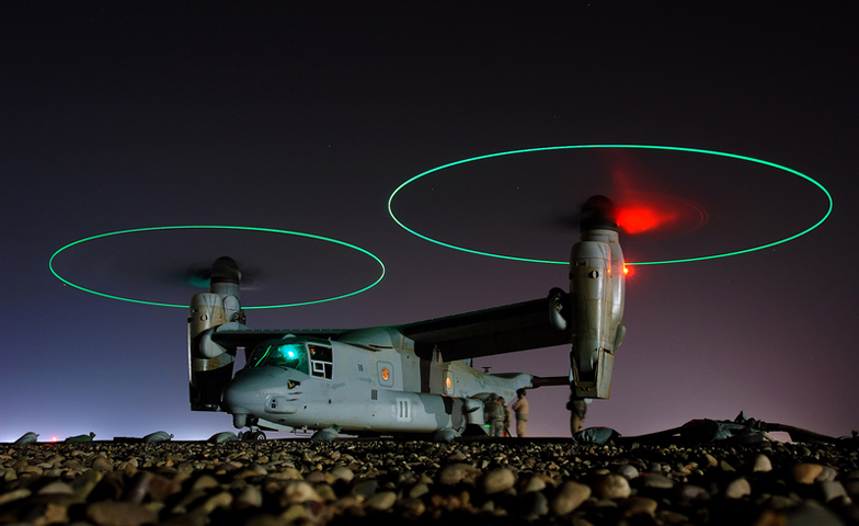 Hình ảnh tuyệt đẹp của chiếc V-22 Osprey trên nền trời đêm (Theo ANTĐ/Militaryphotos)