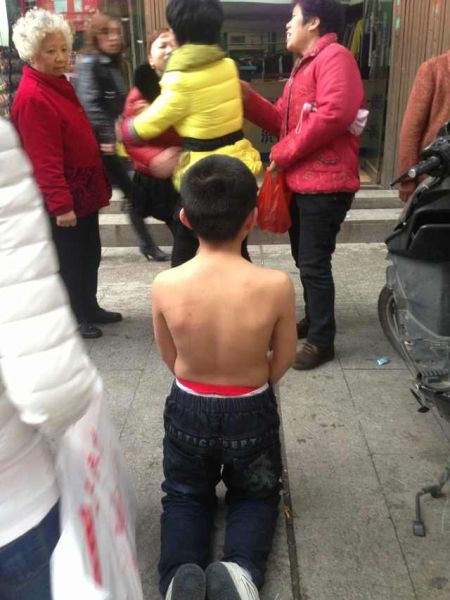 Cha mẹ bắt con trai quỳ gối giữa phố gây phẫn nộ 