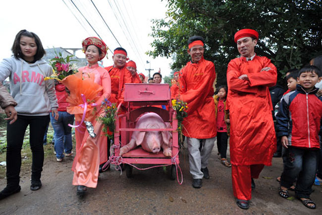  Mùng 6 Tết hàng năm, dân làng Ném Thượng (Tiên Du, Bắc Ninh) đổ về sân đình chứng kiến lễ rước và chém lợn tế thần truyền thống. Đây là lễ hội có từ   nhiều đời để tưởng nhớ vị tướng Đoàn Thượng chống giặc ngoại xâm. Sử sách ghi lại, tướng Đoàn Thượng khi chống giặc đã thua chạy lên tận làng Ném   Thượng. Do thiếu thốn lương thực trong khi lợn rừng nhiều vô kể, quân tướng đã chém lợn nuôi quân.