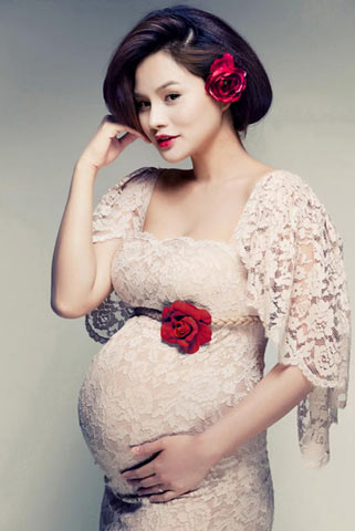  Dù còn 2 ngày nữa mới tới ngày dự sinh nhưng nhận thấy có dấu hiệu chuyển dạ sớm, 7h sáng nay, Vũ Thu Phương đã được mẹ và người thân làm thủ tục cho nhập viện. Sau khi thăm khám, các bác sĩ quyết định tiến hành phương pháp sinh mổ cho cựu người mẫu. Đúng 11h30, Vũ Thu Phương nghẹn ngào trong hạnh phúc khi đón con gái đầu lòng chào đời tại Bệnh viện Phụ sản Quốc tế Hạnh Phúc của tỉnh Bình Dương. 