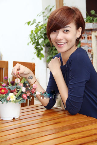Cách đây ít giờ, Hồng Quế đã gây tò mò lớn cho người hâm mộ bởi 2 hình ảnh trong quá trình cô nàng đi xăm một hình mới khá lớn trên tấm lưng của mình. 