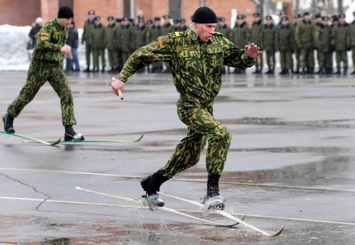 Các binh sỹ Nga thi trượt tuyết trên đường bê tông.