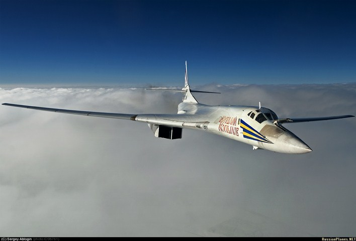 Thiên Nga trắng Tu-160 dang cánh bay trên mây.