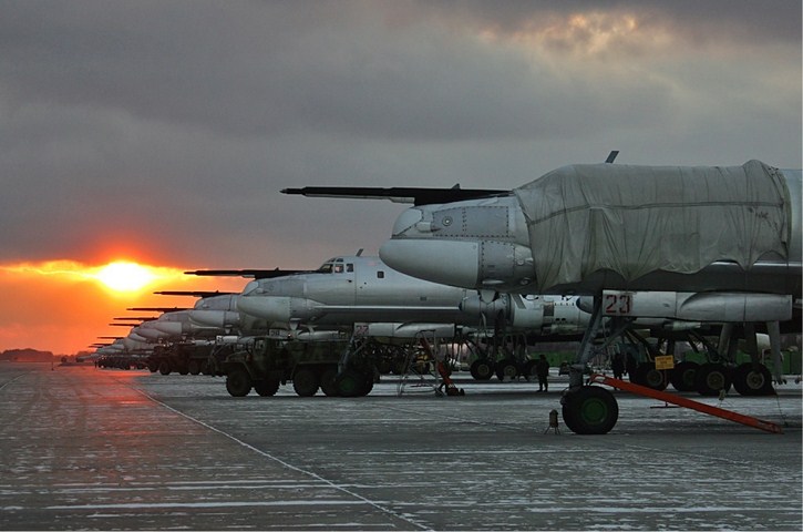 Những máy bay ném bom chiến lược Tu-95MS của Nga xếp hàng dưới ánh hoàng hôn.