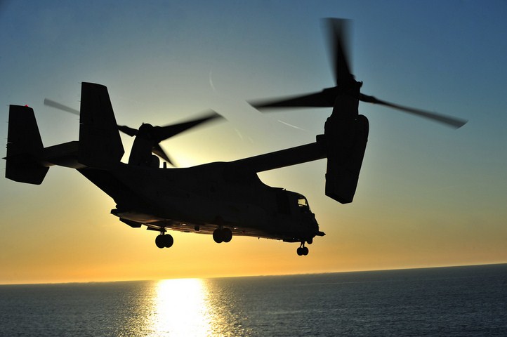 Quái vật MV-22 Osprey của Hải quân Mỹ bay trên biển trong buổi chiều tàn.