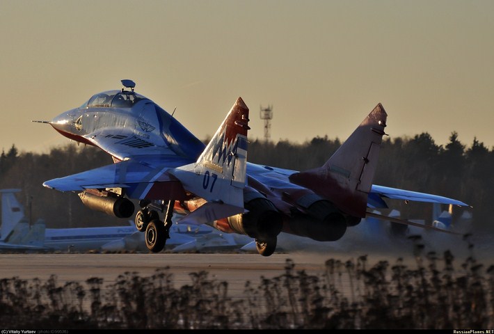 MiG-29UB thoát ly khỏi đường băng.